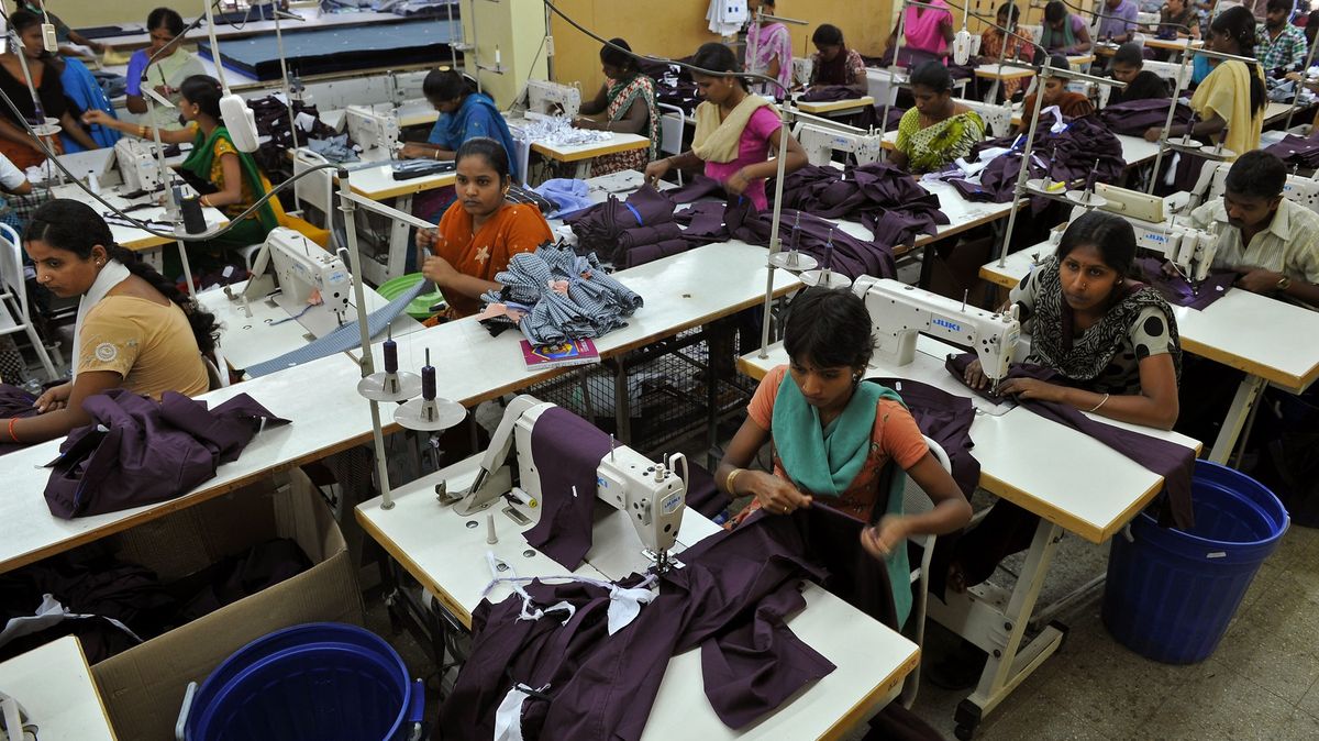 Továrny, které dodávají oblečení světovým značkám, šidí dělníky o část mzdy